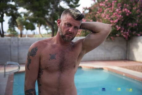 Los estadounidenses calientes, el toro Axel Kane y el guapo Christian Matthews tienen una escena de pareja caliente en la piscina.