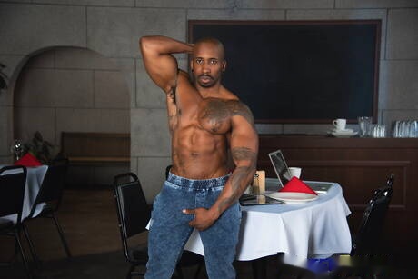 El simpático toro fuerte de los chicos estadounidenses Max Konnor y el fornido David Ace tienen sexo en pareja caliente