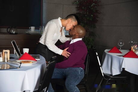 El simpático toro fuerte de los chicos estadounidenses Max Konnor y el fornido David Ace tienen sexo en pareja caliente