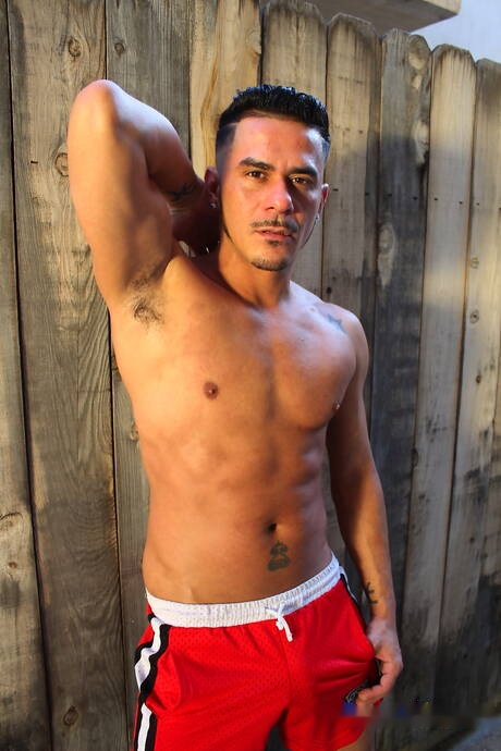 Oriental bodybuilder Damian Dragon fuck ass after sucking dick outdoor