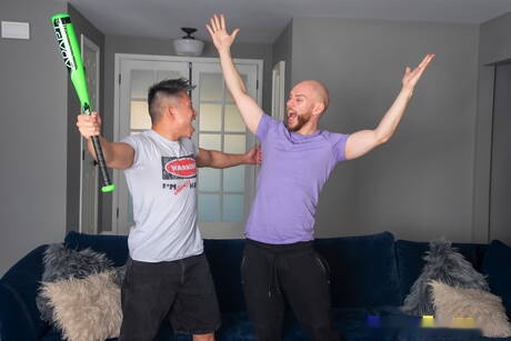 El fuerte toro oriental Jessie Lee y el galán inglés Orson Deane tienen sexo en pareja caliente