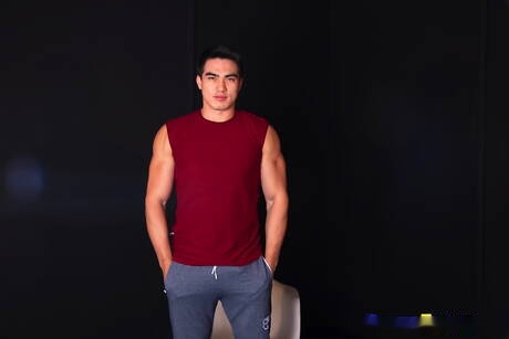 性感的美國男孩公牛 Axel Kane 和公牛 Trevor Northman 裸體擺造型，露出緊實的臀部