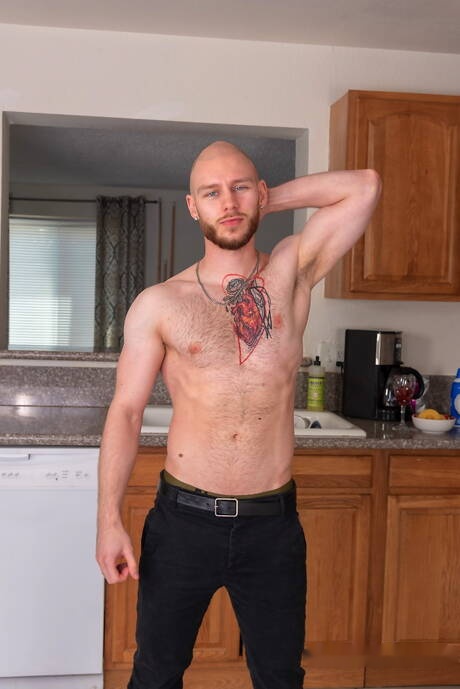 El husky inglés Orson Deane y el culturista oriental Trevor Northman follan después de chupar pollas en la cocina