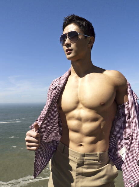 Asian bull Peter Le get naked and showing hot ass outdoor