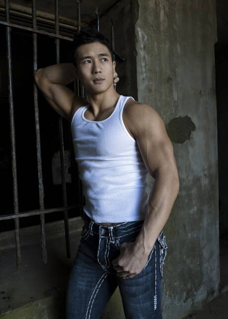 El musculoso oriental Peter Le muestra un cuerpo robusto en la jaula de la prisión
