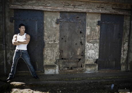 El musculoso oriental Peter Le muestra un cuerpo robusto en la jaula de la prisión