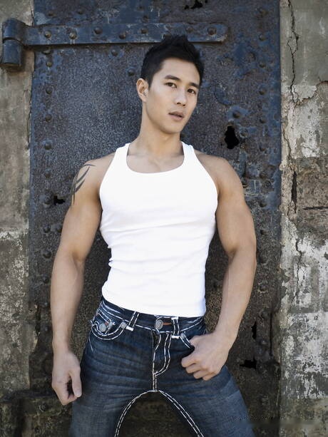 El musculoso oriental Peter Le muestra un cuerpo robusto en la jaula de la prisión