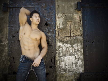 El musculoso oriental Peter Le muestra un cuerpo robusto en la jaula de la prisión