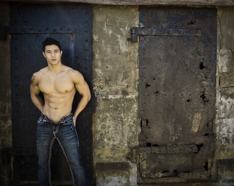 El musculoso oriental Peter Le muestra un cuerpo robusto en la jaula de la prisión