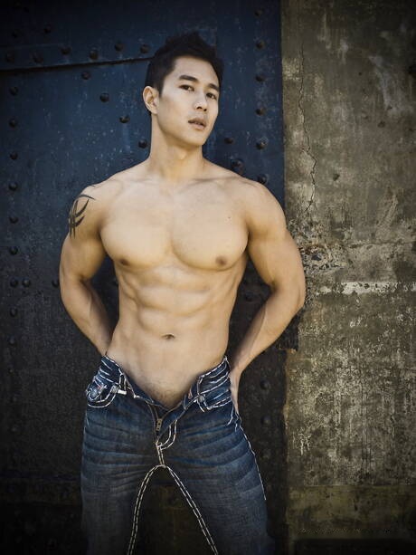 El musculoso oriental Peter Le muestra un cuerpo robusto en la jaula de la prisión