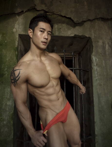 El musculoso oriental Peter Le muestra un cuerpo robusto en la jaula de la prisión