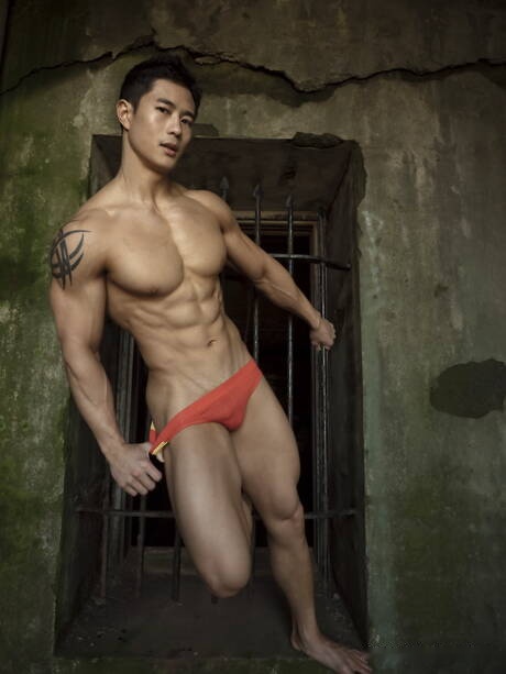 El musculoso oriental Peter Le muestra un cuerpo robusto en la jaula de la prisión