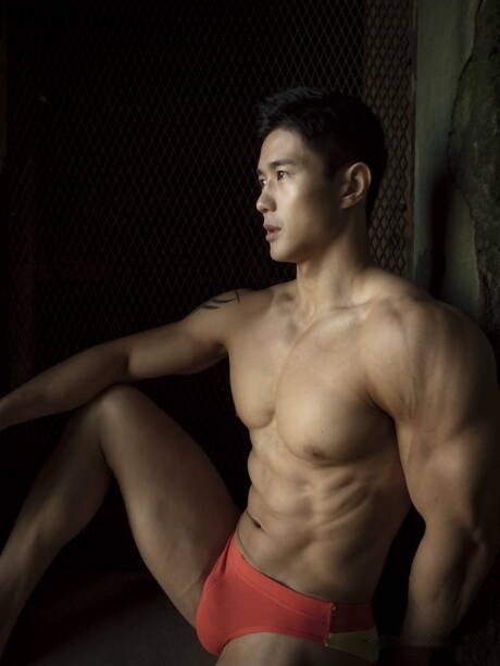 Oriental muscular Peter Le shows a sturdy body in prison cage