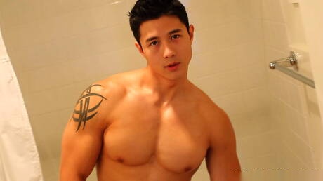 Oriental strong bull Peter Le shows a perfect body in hot shower