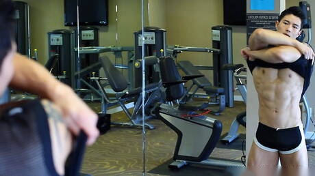 Oriental strong bull Peter Le shows a perfect body in hot shower