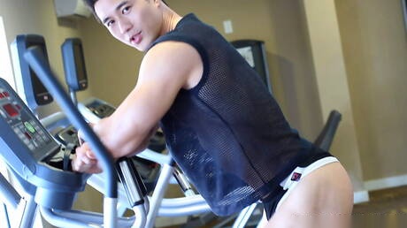 Oriental strong bull Peter Le shows a perfect body in hot shower