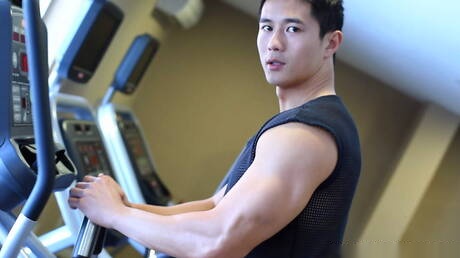 Oriental strong bull Peter Le shows a perfect body in hot shower