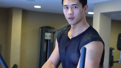 Oriental strong bull Peter Le shows a perfect body in hot shower