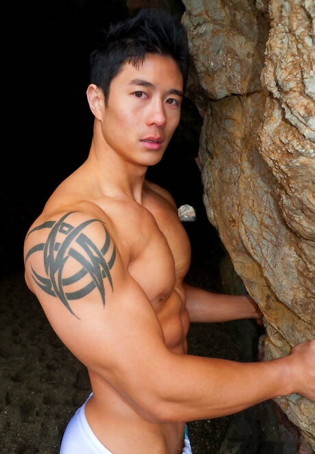 El toro oriental Peter Le muestra un cuerpo bien formado después de la playa