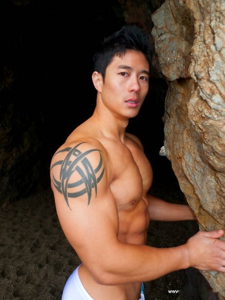 El toro oriental Peter Le muestra un cuerpo bien formado después de la playa