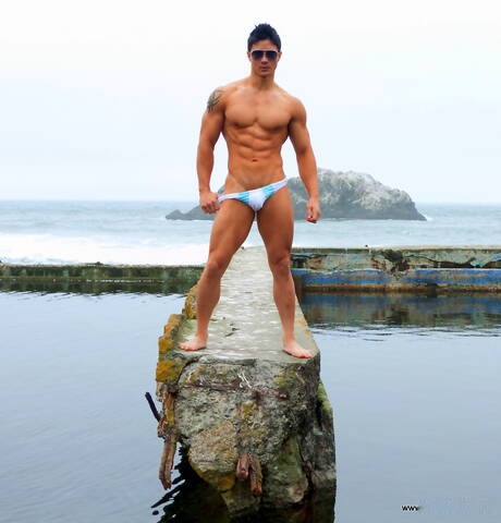 El toro oriental Peter Le muestra un cuerpo bien formado después de la playa