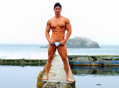 El toro oriental Peter Le muestra un cuerpo bien formado después de la playa