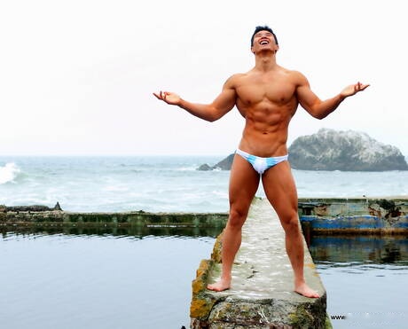 El toro oriental Peter Le muestra un cuerpo bien formado después de la playa