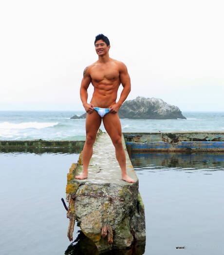 El toro oriental Peter Le muestra un cuerpo bien formado después de la playa