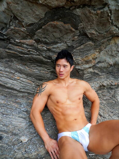 東洋の雄牛ピーター・レーはビーチの後に鍛えられた体を披露した