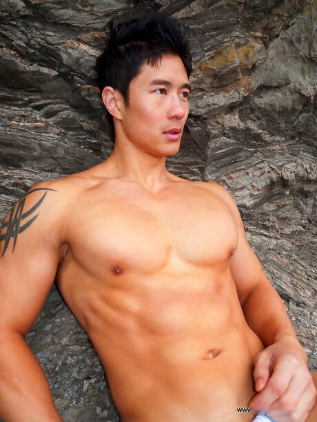 El toro oriental Peter Le muestra un cuerpo bien formado después de la playa