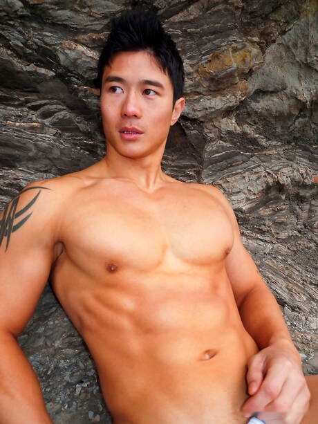 El toro oriental Peter Le muestra un cuerpo bien formado después de la playa