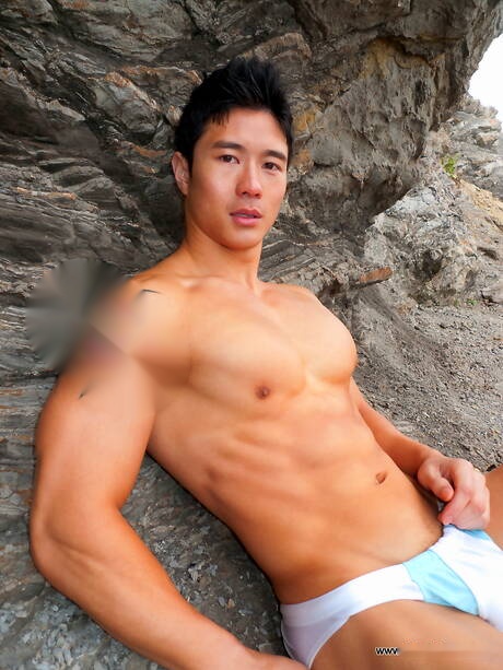 El toro oriental Peter Le muestra un cuerpo bien formado después de la playa