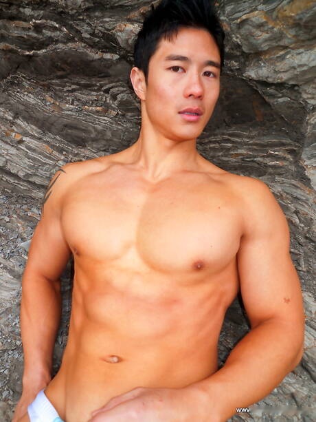 El toro oriental Peter Le muestra un cuerpo bien formado después de la playa