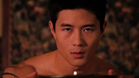 東洋の強い雄牛ピーター・レが裸になってお尻を見せる