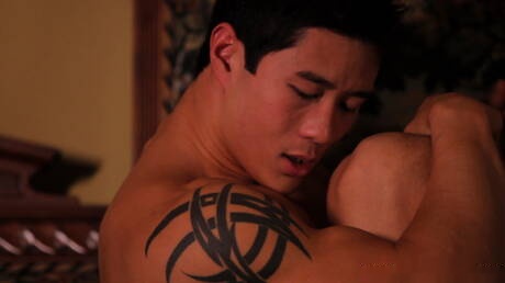 東洋の強い雄牛ピーター・レが裸になってお尻を見せる