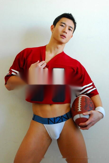 American footbaler Peter Le posing nude and showing tight butt in uniform