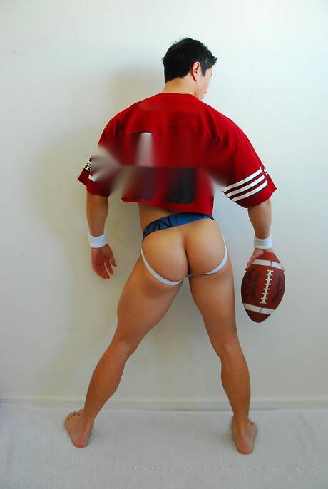 American footbaler Peter Le posing nude and showing tight butt in uniform