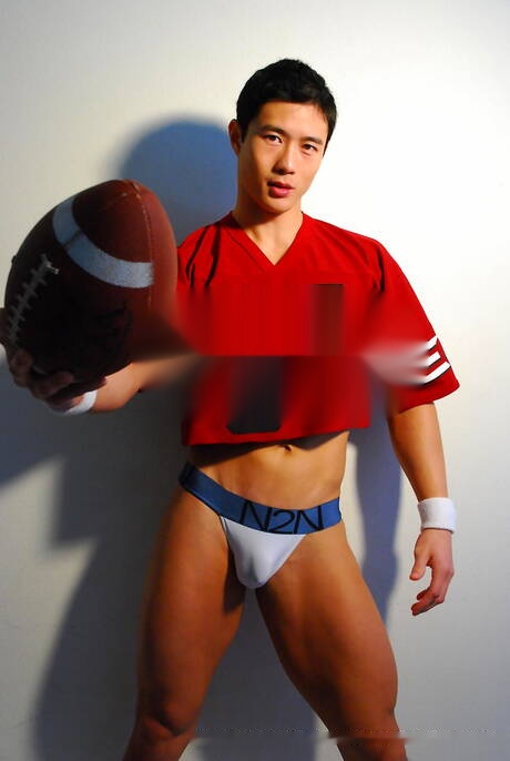 American footbaler Peter Le posing nude and showing tight butt in uniform