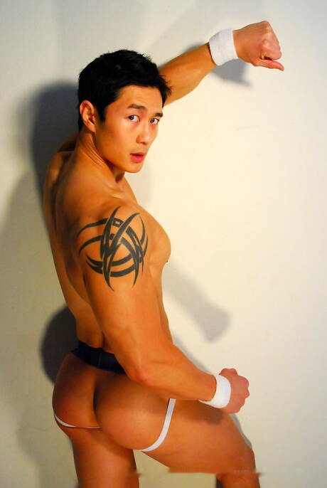 American footbaler Peter Le posing nude and showing tight butt in uniform