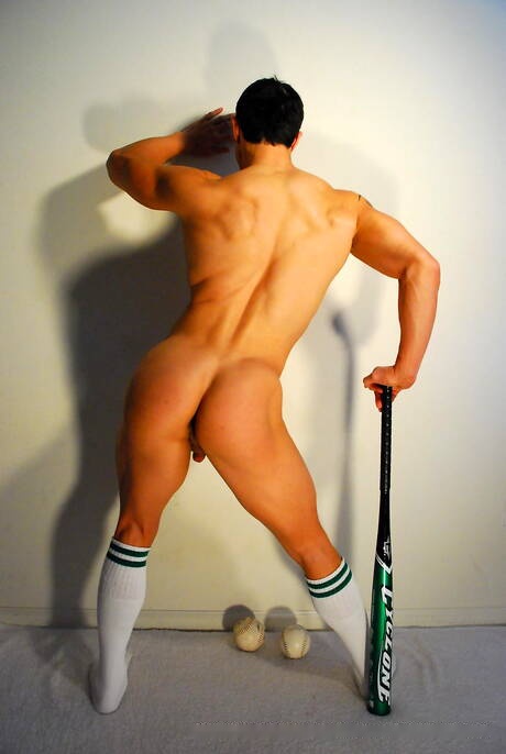 Asian strong bull Peter Le undressing and showing nice ass