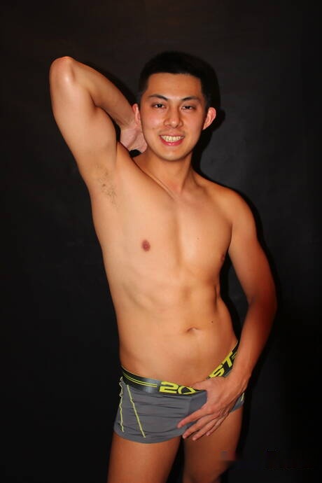 Der attraktive Don und der Muskelprotz Bobby ficken nach dem Blowjob in den Arsch