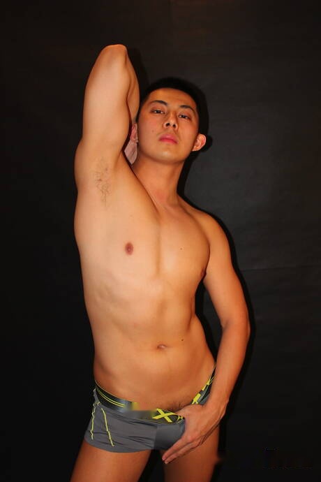 Der attraktive Don und der Muskelprotz Bobby ficken nach dem Blowjob in den Arsch