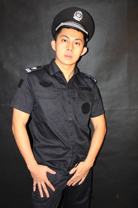 Der attraktive Don und der Muskelprotz Bobby ficken nach dem Blowjob in den Arsch