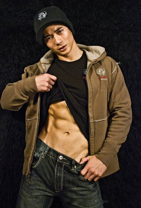 El toro fuerte oriental Peter Le posando desnudo y mostrando su culo