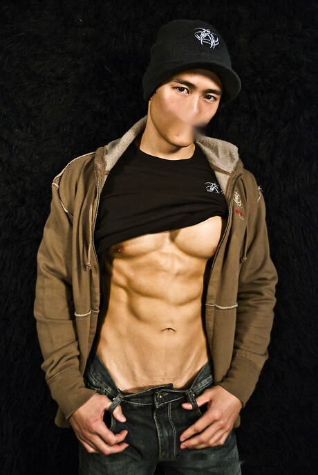 El toro fuerte oriental Peter Le posando desnudo y mostrando su culo