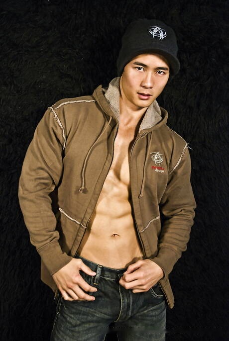 El toro fuerte oriental Peter Le posando desnudo y mostrando su culo