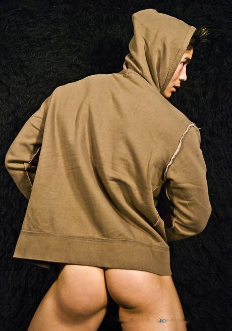 El toro fuerte oriental Peter Le posando desnudo y mostrando su culo