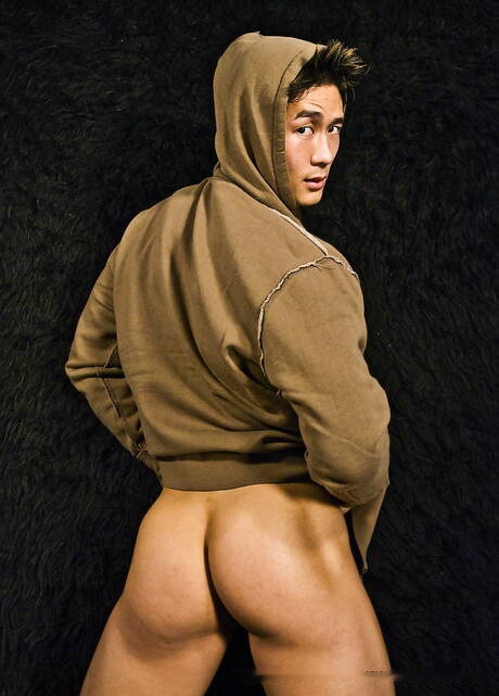 El toro fuerte oriental Peter Le posando desnudo y mostrando su culo