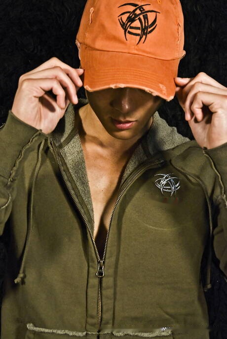 El toro fuerte oriental Peter Le posando desnudo y mostrando su culo