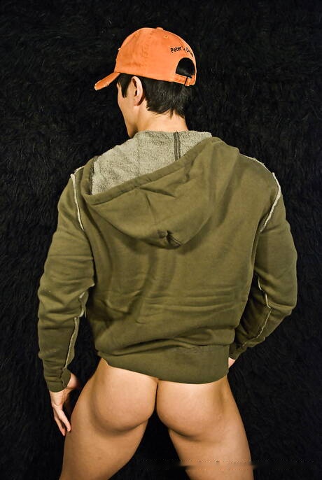 Oriental strong bull Peter Le posing nude and showing his ass